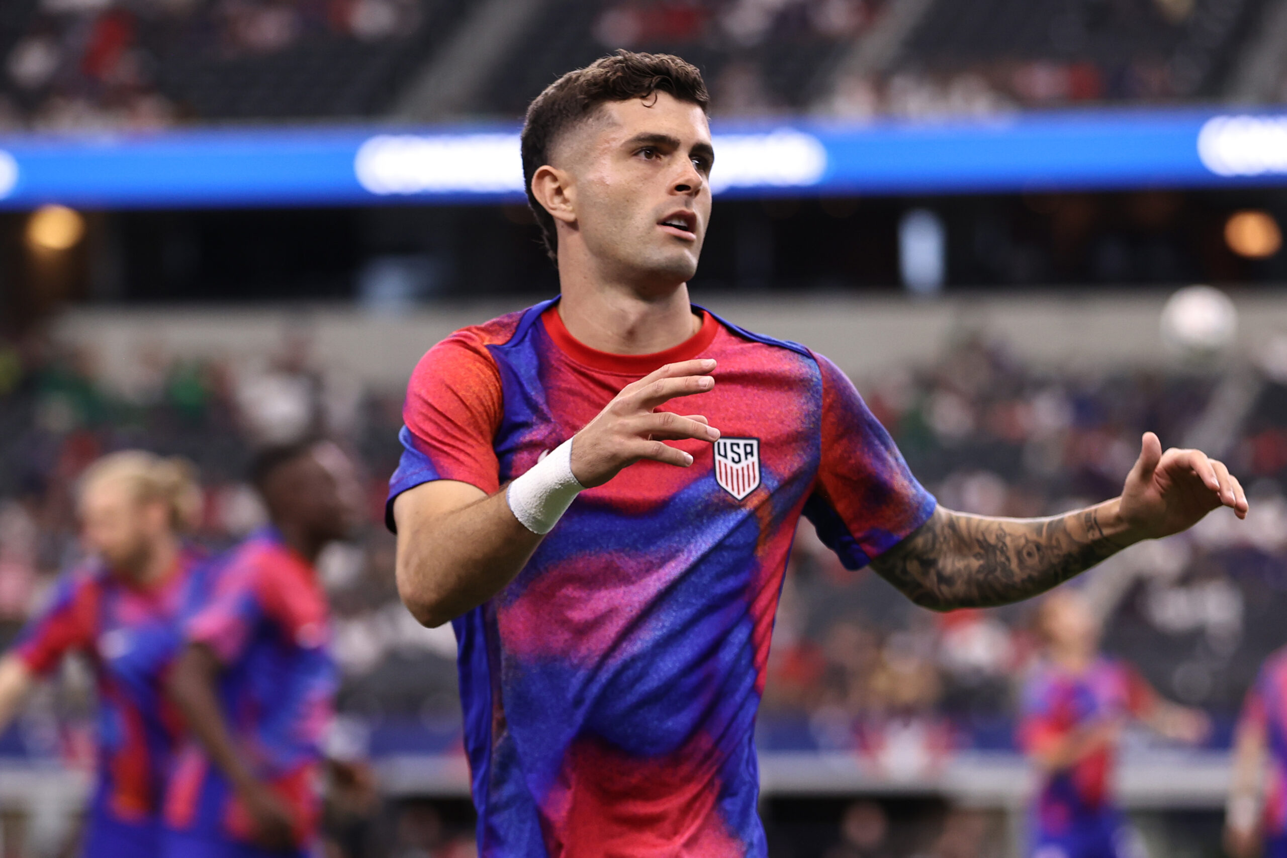 ARLINGTON, TEXAS - 23 DE JUNHO: Christian Pulisic, dos Estados Unidos, se aquece antes da partida do Grupo C da CONMEBOL Copa America 2024 entre os Estados Unidos e a Bolívia no AT&T Stadium em 23 de junho de 2024 em Arlington, Texas. (Foto de Omar Vega/Getty Images)