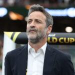 O técnico do Panamá, Thomas Christiansen, observa o jogo antes da partida das quartas de final da Copa Ouro da CONCACAF de 2025 contra Honduras