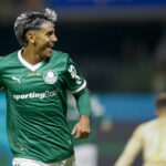 Facundo Torres do Palmeiras comemora após marcar o primeiro gol de seu time durante uma partida entre Palmeiras e Mirassol no Brasileirão 2025 no Allianz Parque em 16 de julho de 2025 em São Paulo, Brasil.