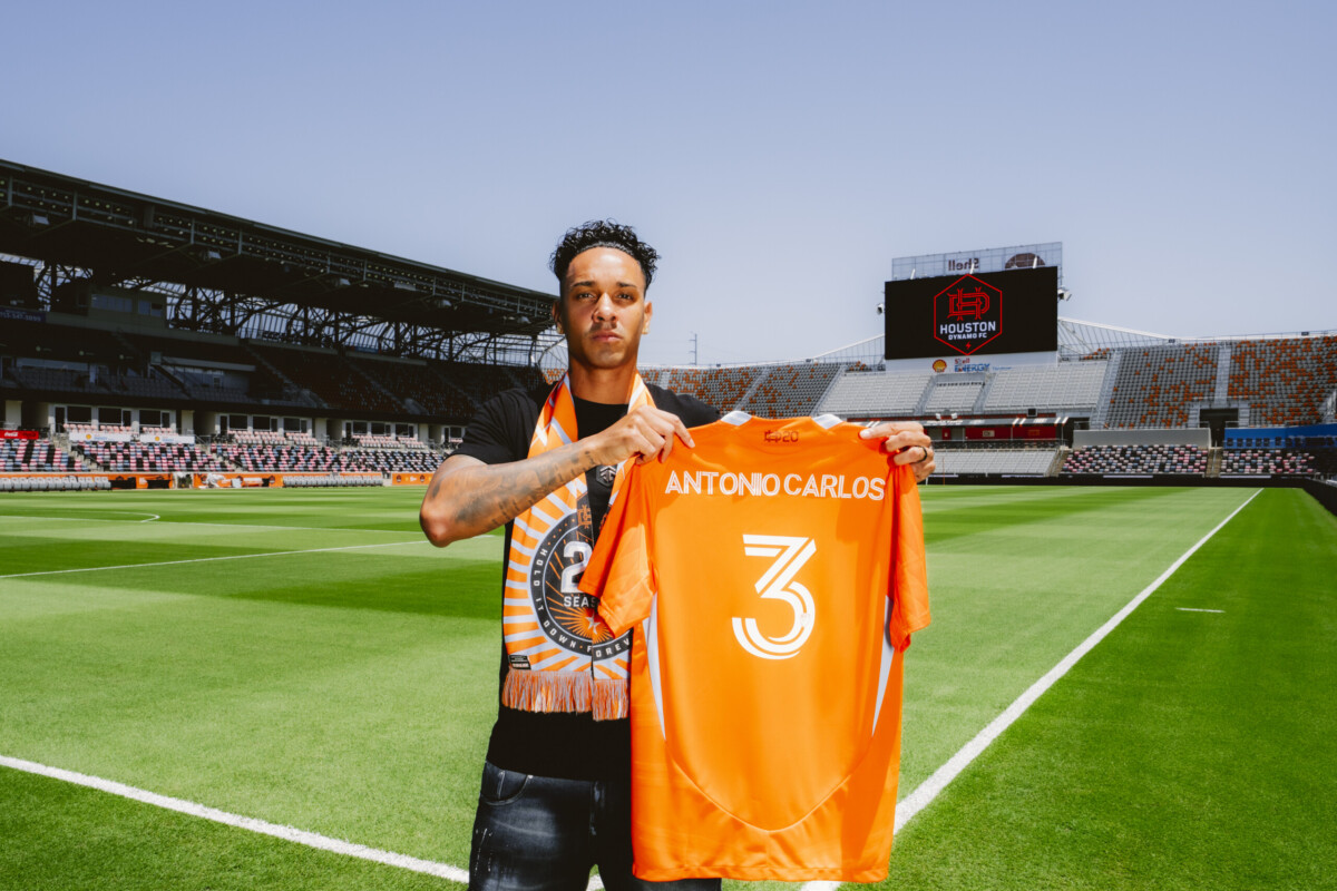 Expulsão de Antônio Carlos muda o rumo da partida e Houston Dynamo é derrotado pelo LAFC