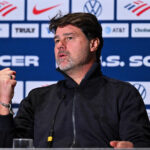 WASHINGTON, DC - 5 DE DEZEMBRO: O técnico da seleção masculina de futebol dos EUA, Mauricio Pochettino, conversa com a imprensa durante uma coletiva em 5 de dezembro de 2025 em Washington, DC. (Foto de Jamie Sabau/Getty Images)