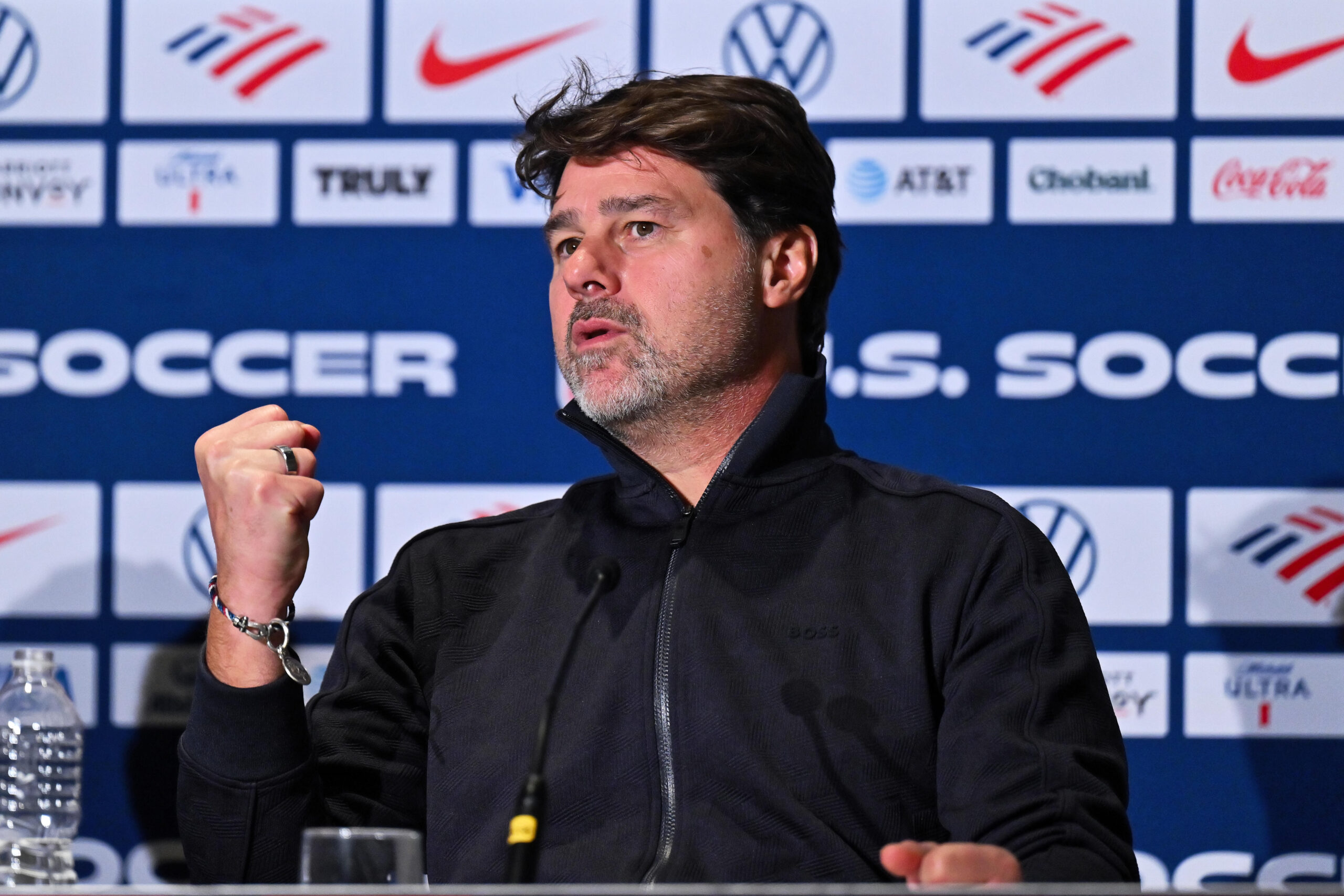 WASHINGTON, DC - 5 DE DEZEMBRO: O técnico da seleção masculina de futebol dos EUA, Mauricio Pochettino, conversa com a imprensa durante uma coletiva em 5 de dezembro de 2025 em Washington, DC. (Foto de Jamie Sabau/Getty Images)