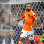 HOUSTON, TEXAS - 21 DE FEVEREIRO: Guilherme Augusto, camisa 20 do Houston Dynamo FC, comemora após marcar um gol no segundo tempo contra o Chicago Fire FC no Shell Energy Stadium em 21 de fevereiro de 2026 em Houston, Texas. (Foto de Tim Warner/Getty Images)