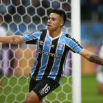 Alexandre Aravena, do Grêmio, comemora após marcar o primeiro gol de sua equipe durante a partida entre Grêmio e Fortaleza, válida pelo Brasileirão 2024, na Arena do Grêmio, em 4 de outubro de 2024, em Porto Alegre, Brasil. (Foto de Pedro H. Tesch/Getty Images)
