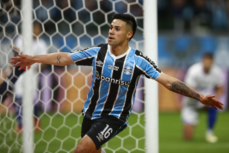 Alexandre Aravena, do Grêmio, comemora após marcar o primeiro gol de sua equipe durante a partida entre Grêmio e Fortaleza, válida pelo Brasileirão 2024, na Arena do Grêmio, em 4 de outubro de 2024, em Porto Alegre, Brasil. (Foto de Pedro H. Tesch/Getty Images)