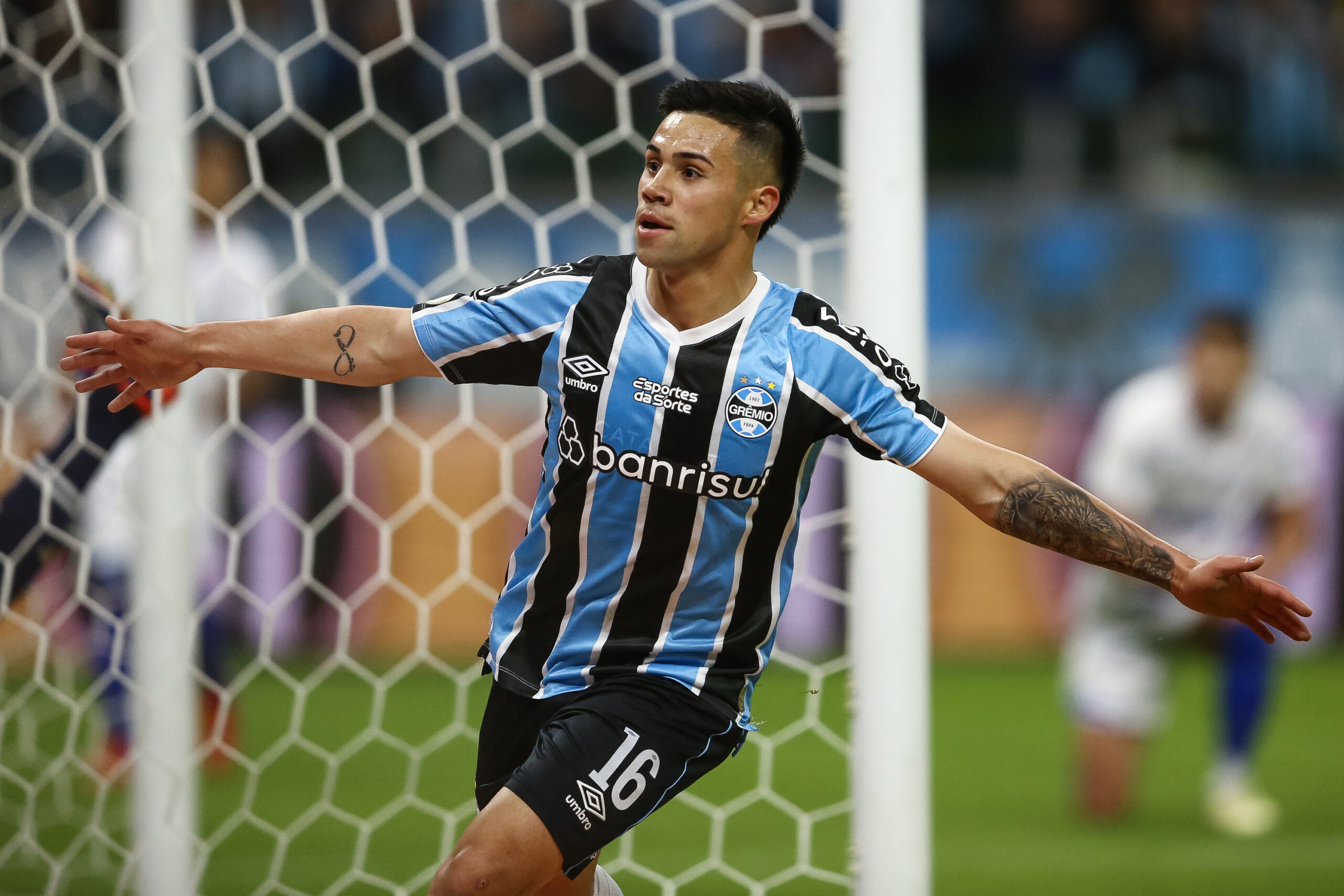 Alexandre Aravena, do Grêmio, comemora após marcar o primeiro gol de sua equipe durante a partida entre Grêmio e Fortaleza, válida pelo Brasileirão 2024, na Arena do Grêmio, em 4 de outubro de 2024, em Porto Alegre, Brasil. (Foto de Pedro H. Tesch/Getty Images)
