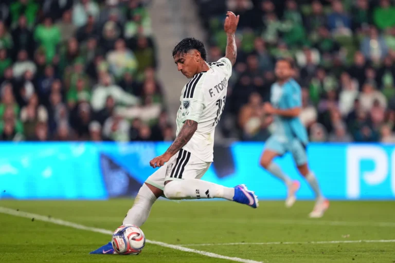 AUSTIN, TEXAS - 21 DE FEVEREIRO: Facundo Torres #11 do Austin FC chuta a gol durante o segundo tempo contra o Minnesota United FC no Q2 Stadium em 21 de fevereiro de 2026 em Austin, Texas. (Foto de Scott Wachter/Getty Images)