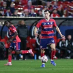 DALLAS, TEXAS - 21 DE FEVEREIRO: Petar Musa #9 do FC Dallas dirige a bola durante a segunda metade da abertura da temporada 2026 da MLS entre FC Dallas e Toronto FC no Toyota Stadium em 21 de fevereiro de 2026 em Dallas, Estados Unidos. (Foto de Omar Vega/Getty Images)