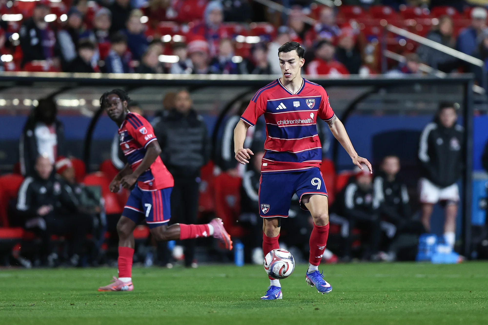 DALLAS, TEXAS - 21 DE FEVEREIRO: Petar Musa #9 do FC Dallas dirige a bola durante a segunda metade da abertura da temporada 2026 da MLS entre FC Dallas e Toronto FC no Toyota Stadium em 21 de fevereiro de 2026 em Dallas, Estados Unidos. (Foto de Omar Vega/Getty Images)