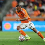 HOUSTON, TEXAS - 21 DE FEVEREIRO: Guilherme Augusto #20 do Houston Dynamo FC avança a bola no segundo tempo contra o Chicago Fire FC no Shell Energy Stadium em 21 de fevereiro de 2026 em Houston, Texas. (Foto de Tim Warner/Getty Images)