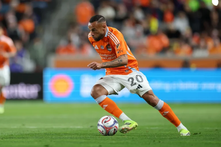 HOUSTON, TEXAS - 21 DE FEVEREIRO: Guilherme Augusto #20 do Houston Dynamo FC avança a bola no segundo tempo contra o Chicago Fire FC no Shell Energy Stadium em 21 de fevereiro de 2026 em Houston, Texas. (Foto de Tim Warner/Getty Images)