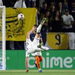 CARSON, CALIFÓRNIA - 22 DE FEVEREIRO: João Klauss #99 LA Galaxy tenta um chute por cima da cabeça contra o New York City FC durante o segundo tempo no Dignity Health Sports Park em 22 de fevereiro de 2026 em Carson, Califórnia. (Foto de Kevork Djansezian/Getty Images)