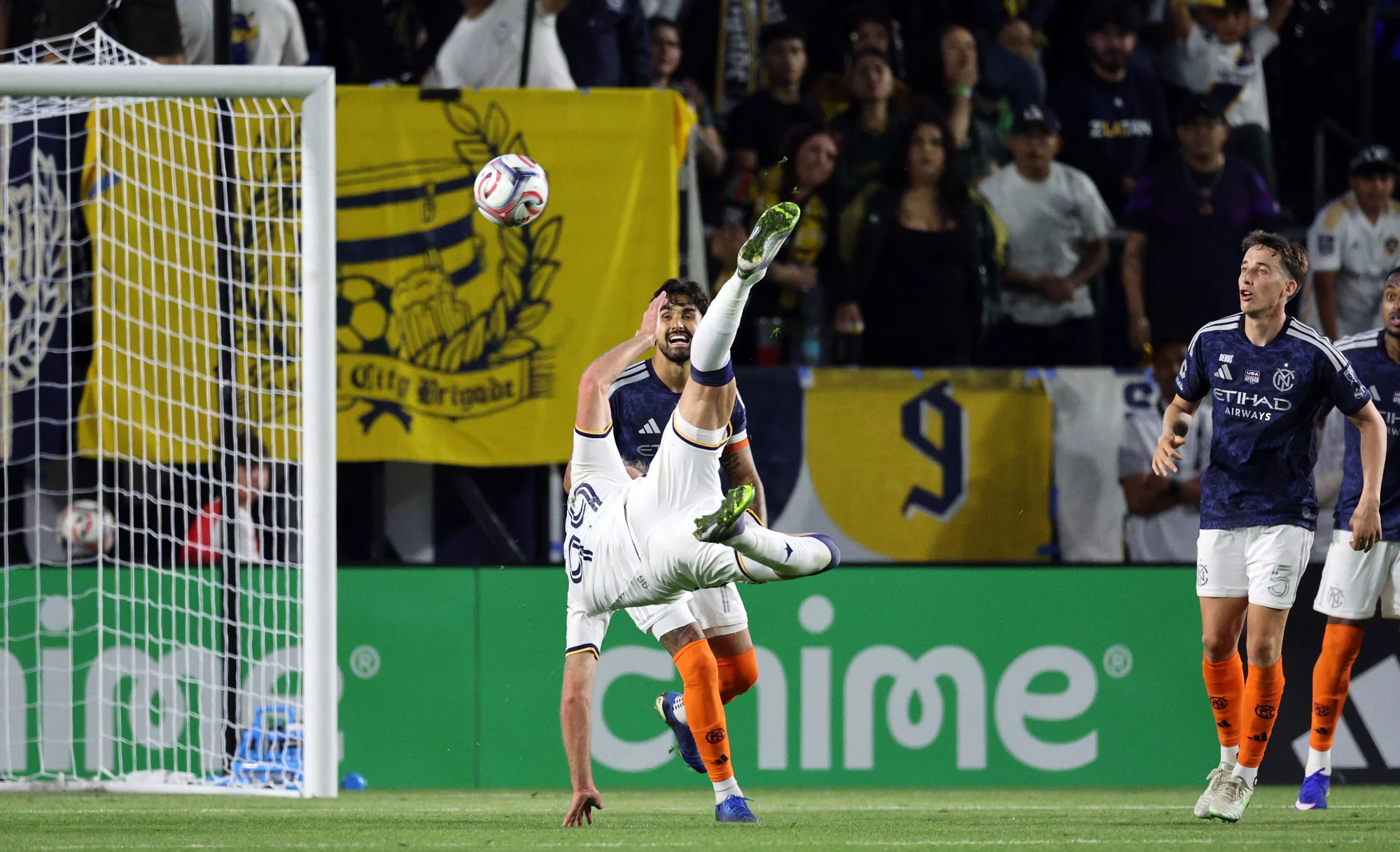 CARSON, CALIFÓRNIA - 22 DE FEVEREIRO: João Klauss #99 LA Galaxy tenta um chute por cima da cabeça contra o New York City FC durante o segundo tempo no Dignity Health Sports Park em 22 de fevereiro de 2026 em Carson, Califórnia. (Foto de Kevork Djansezian/Getty Images)