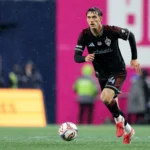 SEATTLE, WASHINGTON - 22 DE FEVEREIRO: Noah Cobb #24 do Colorado Rapids joga bola ders FC durante o primeiro tempo no Lumen Field em 22 de fevereiro de 2026 em Seattle, Washington. (Foto de Steph Chambers/Getty Images)