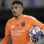 SAN JOSE, CALIFÓRNIA - 21 DE FEVEREIRO: O goleiro Daniel #42 do San Jose Earthquakes enfrenta o Sporting Kansas City durante o segundo tempo no PayPal Park em 21 de fevereiro de 2026 em San Jose, Califórnia. (Foto de Thearon W. Henderson/Getty Images)