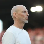 FORT LAUDERDALE, FLÓRIDA - 06 DE DEZEMBRO: Jesper Sorensen, treinador principal do Vancouver Whitecaps FC, reage após a derrota da equipe na partida final da Audi 2025 MLS Cup entre Inter Miami CF e Vancouver Whitecaps FC no Chase Stadium em 06 de dezembro de 2025 em Fort Lauderdale, Flórida. (Foto de Elsa/Getty Images)