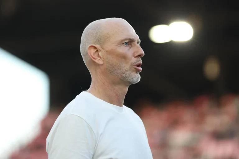 FORT LAUDERDALE, FLÓRIDA - 06 DE DEZEMBRO: Jesper Sorensen, treinador principal do Vancouver Whitecaps FC, reage após a derrota da equipe na partida final da Audi 2025 MLS Cup entre Inter Miami CF e Vancouver Whitecaps FC no Chase Stadium em 06 de dezembro de 2025 em Fort Lauderdale, Flórida. (Foto de Elsa/Getty Images)