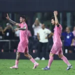 FORT LAUDERDALE, FLÓRIDA - 27 DE AGOSTO: Lionel Messi #10 do Inter Miami CF reage à torcida após marcar o segundo gol da equipe durante a semifinal da Copa das Ligas entre Inter Miami CF e Orlando City no Chase Stadium em 27 de agosto de 2025 em Fort Lauderdale, Flórida. (Foto de Megan Briggs/Getty Images)