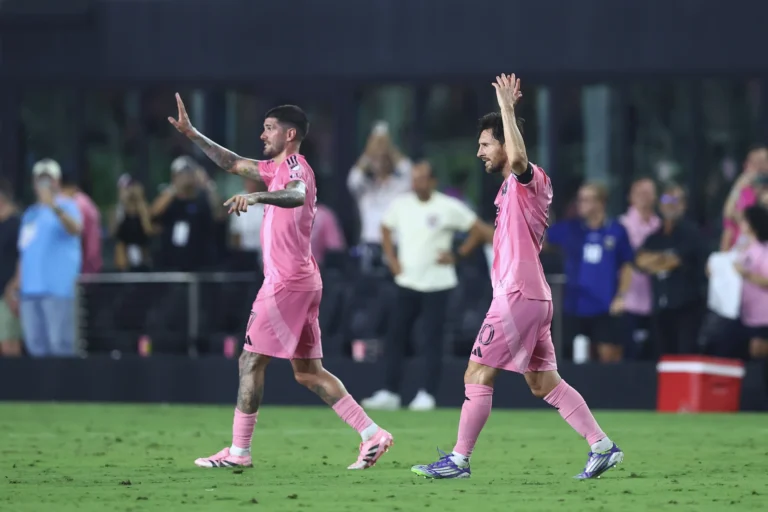 FORT LAUDERDALE, FLÓRIDA - 27 DE AGOSTO: Lionel Messi #10 do Inter Miami CF reage à torcida após marcar o segundo gol da equipe durante a semifinal da Copa das Ligas entre Inter Miami CF e Orlando City no Chase Stadium em 27 de agosto de 2025 em Fort Lauderdale, Flórida. (Foto de Megan Briggs/Getty Images)
