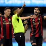 SAN JOSE, CALIFÓRNIA - 28 DE FEVEREIRO: Juan Berrocal #6 do Atlanta United FC reage durante o primeiro tempo contra o San Jose Earthquakes no PayPal Park em 28 de fevereiro de 2026 em San Jose, Califórnia. (Foto de Brandon Vallance/Getty Images)
