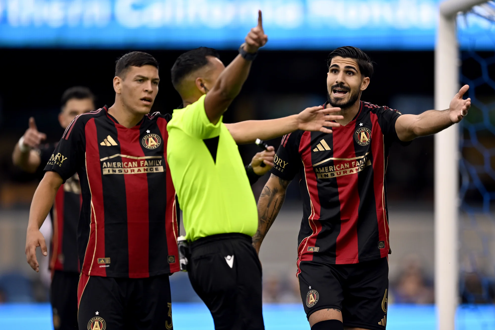 SAN JOSE, CALIFÓRNIA - 28 DE FEVEREIRO: Juan Berrocal #6 do Atlanta United FC reage durante o primeiro tempo contra o San Jose Earthquakes no PayPal Park em 28 de fevereiro de 2026 em San Jose, Califórnia. (Foto de Brandon Vallance/Getty Images)