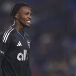 CARSON, CALIFÓRNIA - 28 DE FEVEREIRO: Wilfried Zaha #10 do Charlotte FC assiste durante a segunda metade do jogo contra o LA Galaxy no Dignity Health Sports Park em 28 de fevereiro de 2026 em Carson, Califórnia. (Foto de Luiza Moraes/Getty Images)