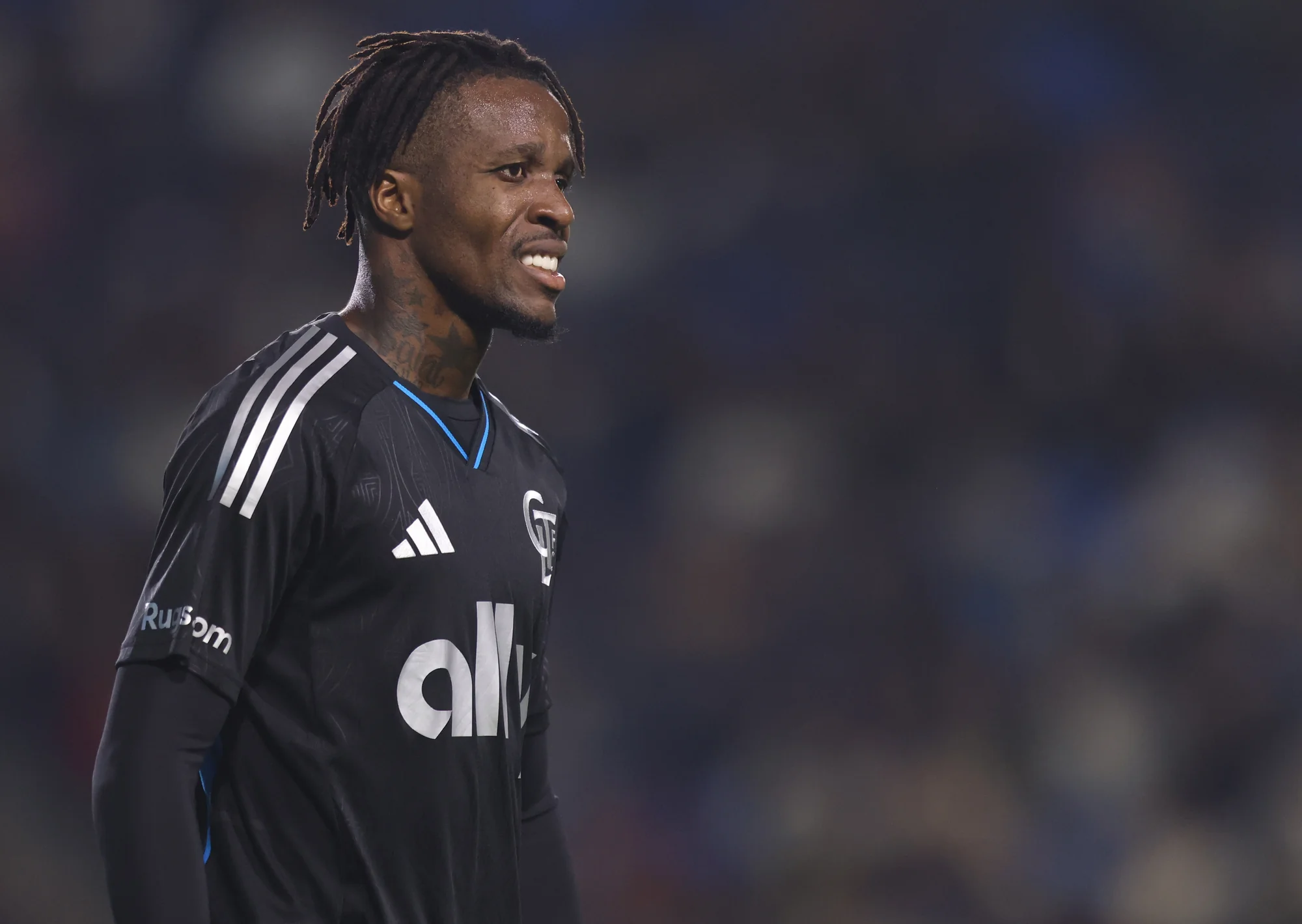 CARSON, CALIFÓRNIA - 28 DE FEVEREIRO: Wilfried Zaha #10 do Charlotte FC assiste durante a segunda metade do jogo contra o LA Galaxy no Dignity Health Sports Park em 28 de fevereiro de 2026 em Carson, Califórnia. (Foto de Luiza Moraes/Getty Images)