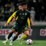 PORTLAND, OREGON - 21 DE FEVEREIRO: Brandon Bye #5 do Portland Timbers controla a bola sob pressão de Malte Amundsen #18 do Columbus Crew durante o segundo tempo no Providence Park em 21 de fevereiro de 2026 em Portland, Oregon. (Foto de Soobum Im/Getty Images)