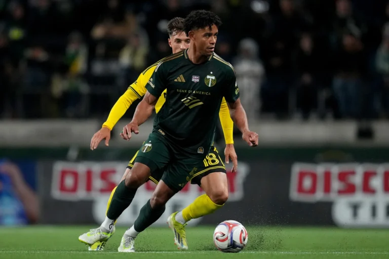 PORTLAND, OREGON - 21 DE FEVEREIRO: Brandon Bye #5 do Portland Timbers controla a bola sob pressão de Malte Amundsen #18 do Columbus Crew durante o segundo tempo no Providence Park em 21 de fevereiro de 2026 em Portland, Oregon. (Foto de Soobum Im/Getty Images)