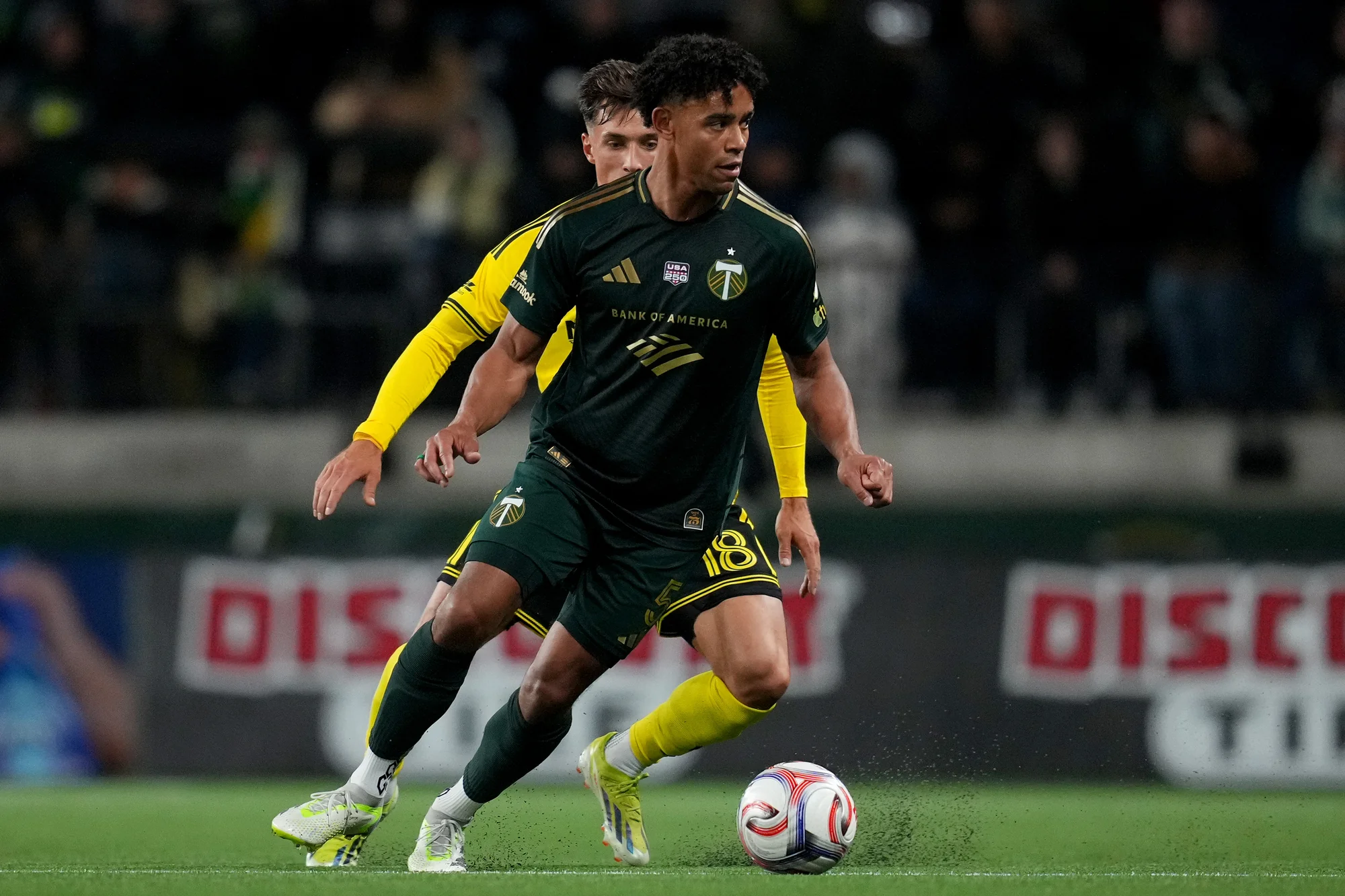 PORTLAND, OREGON - 21 DE FEVEREIRO: Brandon Bye #5 do Portland Timbers controla a bola sob pressão de Malte Amundsen #18 do Columbus Crew durante o segundo tempo no Providence Park em 21 de fevereiro de 2026 em Portland, Oregon. (Foto de Soobum Im/Getty Images)
