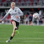 WASHINGTON, DC - 21 DE FEVEREIRO: Silvan Hefti #5 do D.C. United chuta a bola antes da partida contra o Philadelphia Union no Audi Field em 21 de fevereiro de 2026 em Washington, DC. (Foto de Scott Taetsch/Getty Images)