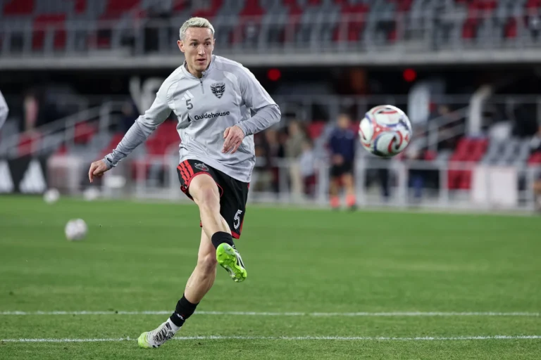 WASHINGTON, DC - 21 DE FEVEREIRO: Silvan Hefti #5 do D.C. United chuta a bola antes da partida contra o Philadelphia Union no Audi Field em 21 de fevereiro de 2026 em Washington, DC. (Foto de Scott Taetsch/Getty Images)