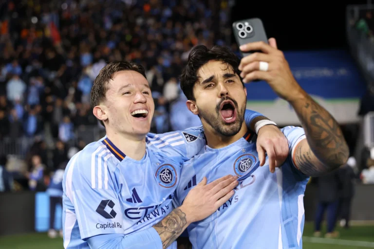 CHESTER, PENSILVÂNIA - 23 DE NOVEMBRO: Mitja Ilenic, camisa 35, e Thiago Martins, camisa 13, do New York City FC, comemoram a vitória e a classificação para a final após a partida semifinal da Conferência Leste entre Philadelphia Union e New York City FC, válida pelos playoffs da MLS Cup de 2025, no Subaru Park, em Chester, Pensilvânia, em 23 de novembro de 2025. (Foto de Isaiah Vazquez/Getty Images)