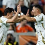 HOUSTON, TEXAS - 28 DE FEVEREIRO: Mark Delgado #8 do LAFC é parabenizado por Son Heung-Min #7 após marcar um gol no segundo tempo contra o Houston Dynamo FC no Shell Energy Stadium em 28 de fevereiro de 2026 em Houston, Texas. (Foto de Tim Warner/Getty Images)