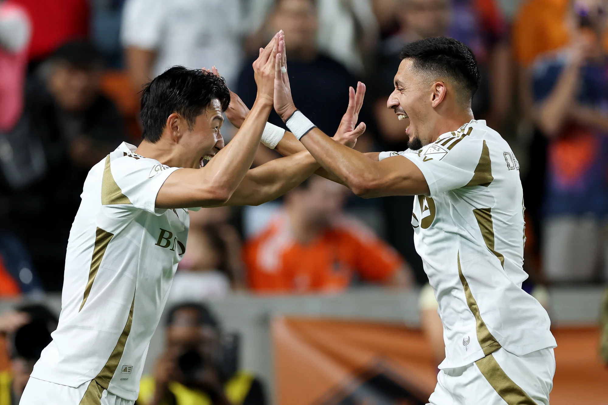 HOUSTON, TEXAS - 28 DE FEVEREIRO: Mark Delgado #8 do LAFC é parabenizado por Son Heung-Min #7 após marcar um gol no segundo tempo contra o Houston Dynamo FC no Shell Energy Stadium em 28 de fevereiro de 2026 em Houston, Texas. (Foto de Tim Warner/Getty Images)
