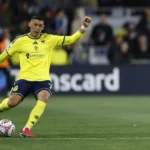 NASHVILLE, TENNESSEE - 21 DE FEVEREIRO: Cristian Espinoza #7 do Nashville SC chuta a bola durante a segunda metade da partida contra o New England Revolution no GEODIS Park em 21 de fevereiro de 2026 em Nashville, Tennessee. (Foto de Johnnie Izquierdo/Getty Images)