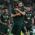 PORTLAND, OREGON - 21 DE FEVEREIRO: Antony Alves Santos #11 do Portland Timbers comemora marcar o segundo gol de sua equipe com colegas de equipe durante o primeiro tempo contra o Columbus Crew no Providence Park em 21 de fevereiro de 2026 em Portland, Oregon. (Foto de Soobum Im/Getty Images)