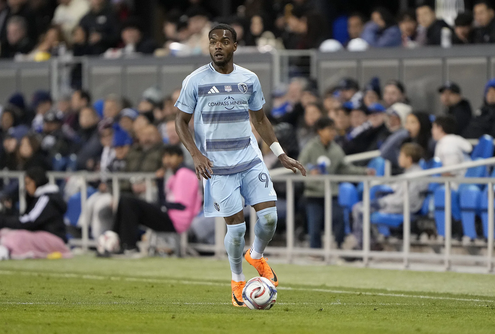 SAN JOSE, CALIFÓRNIA - 21 DE FEVEREIRO: Jayden Reid #99 do Sporting Kansas City dribla a bola para o campo contra o San Jose Earthquakes durante o segundo tempo no PayPal Park em 21 de fevereiro de 2026 em San Jose, Califórnia. (Foto de Thearon W. Henderson/Getty Images)