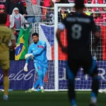 ST LOUIS, MISSOURI - 21 DE FEVEREIRO: Roman Bürki #1 do St. Louis City limpa a bola contra o Charlotte FC no segundo tempo no Energizer Park em 21 de fevereiro de 2026 em St Louis, Missouri. (Foto de Dilip Vishwanat/Getty Images)