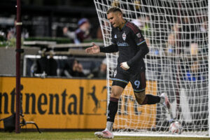 Rafael Navarro marca dois gols, vira capitão e comanda vitória do Colorado Rapids sobre o LA Galaxy na MLS