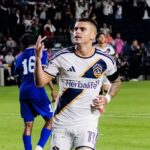 Gabriel Pec marca três vezes, chega a 100 participações em gols na carreira e comanda vitória do LA Galaxy