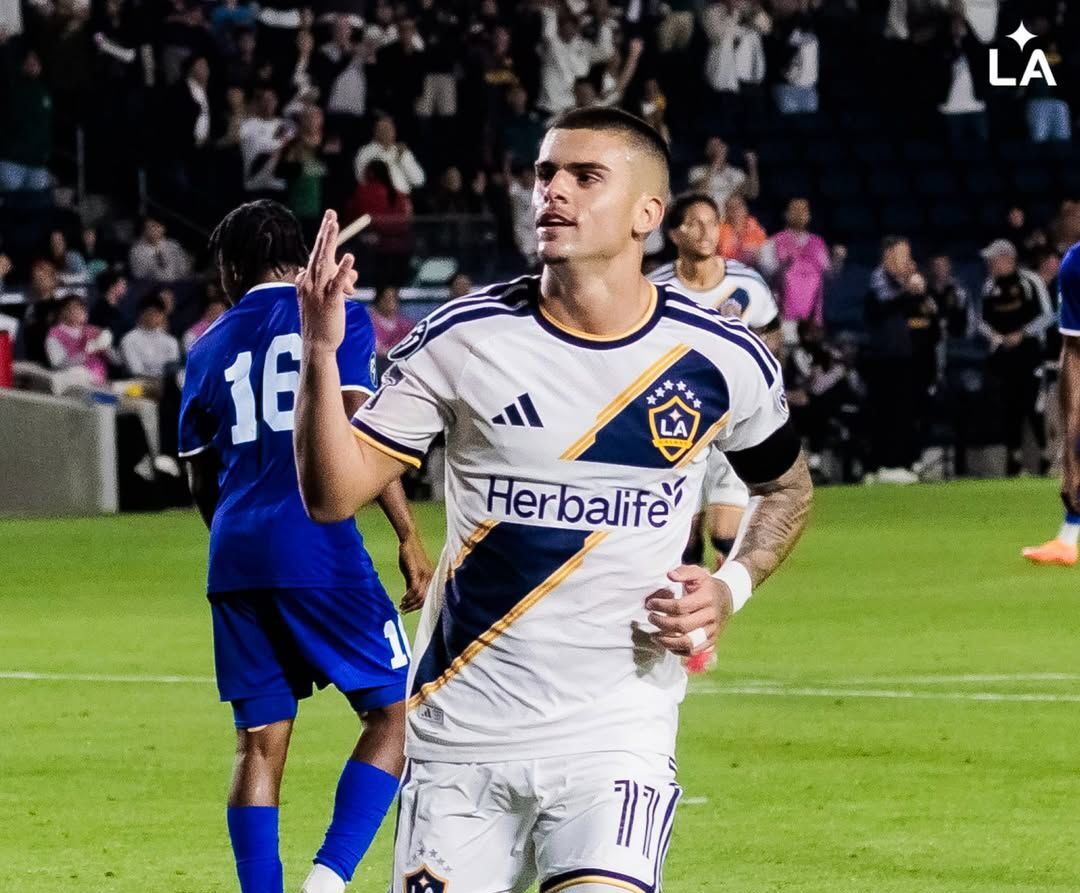 Gabriel Pec marca três vezes, chega a 100 participações em gols na carreira e comanda vitória do LA Galaxy