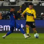 COLUMBUS, OHIO - 02 DE NOVEMBRO: Max Arfsten #27 do Columbus Crew enfrenta Ender Echenique #66 do FC Cincinnati pela bola durante a primeira metade da partida do Playoff da MLS Cup de 2025 no Lower.com Field em 02 de novembro de 2025 em Columbus, Ohio. (Foto de Jason Mowry/Getty Images)