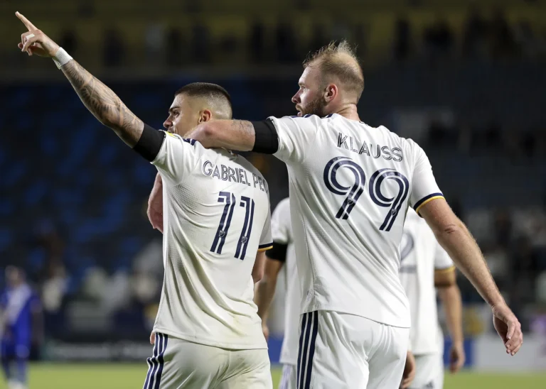 CARSON, CALIFÓRNIA - 11 DE MARÇO: Gabriel Pec #11 do LA Galaxy comemora seu terceiro gol com João Klauss #99 na segunda metade do jogo contra o Mount Pleasant FA no Dignity Health Sports Park em 11 de março de 2026 em Carson, Califórnia. (Foto de Ronald Martinez/Getty Images)