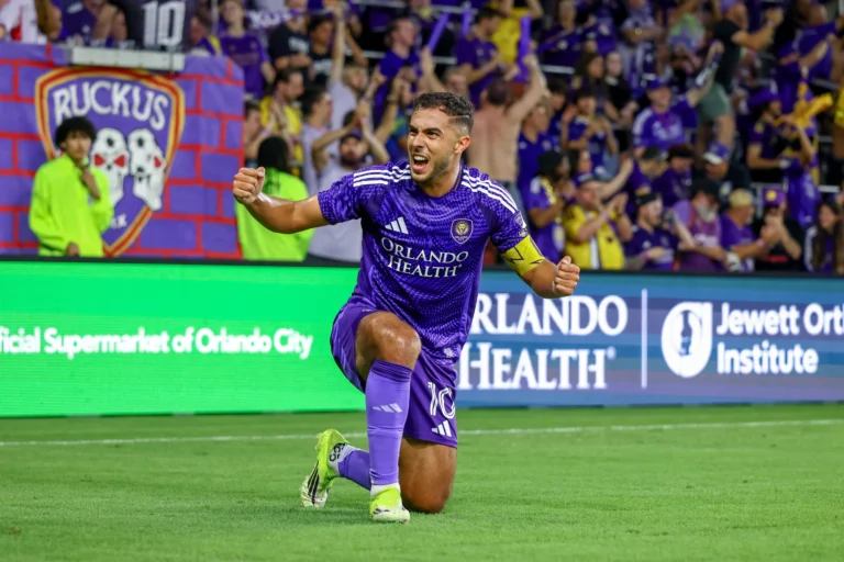 ORLANDO, FLÓRIDA - 01 DE MARÇO: Martín Ojeda #10 do Orlando City comemora seu gol nos 24' durante uma partida da MLS entre Orlando City SC e Inter Miami CF no Inter&Co Stadium em 01 de março de 2026 em Orlando, Flórida. (Foto de Dustin Markland/Getty Images)