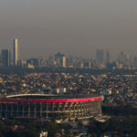 CIDADE DO MÉXICO, MÉXICO – 16 de março: Vista aérea do Estádio da Cidade do México em 16 de março de 2026, na Cidade do México, México. O Estádio da Cidade do México — oficialmente denominado Estadio Banorte, ou mais conhecido por seu antigo nome, Estadio Azteca — foi projetado pelos arquitetos Pedro Ramírez Vázquez e Rafael Mijares Alcerreca. Desde maio de 2024, o estádio passa por reformas e será reaberto em 28 de março com o amistoso entre México e Portugal. O estádio sediará a partida de abertura da Copa do Mundo da FIFA de 2026, marcando sua terceira participação em Copas do Mundo. (Foto de Hector Vivas/Getty Images)
