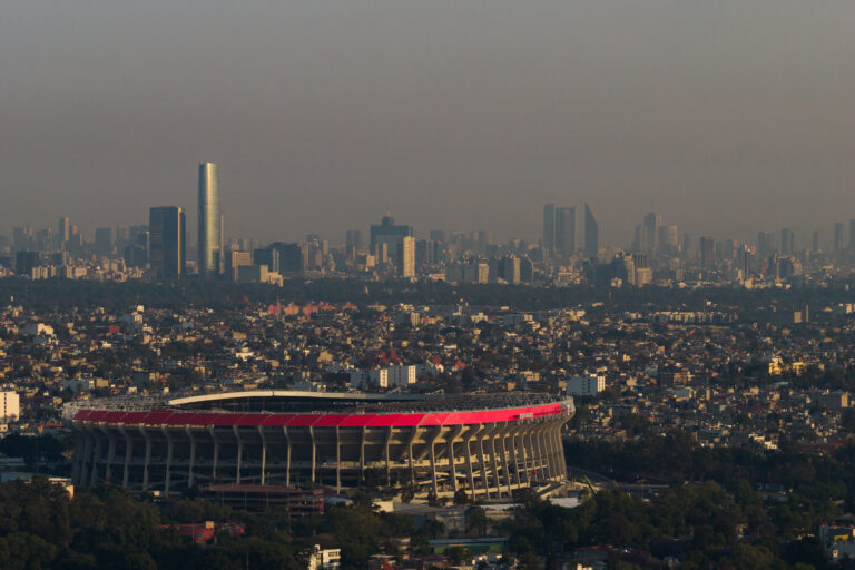 CIDADE DO MÉXICO, MÉXICO – 16 de março: Vista aérea do Estádio da Cidade do México em 16 de março de 2026, na Cidade do México, México. O Estádio da Cidade do México — oficialmente denominado Estadio Banorte, ou mais conhecido por seu antigo nome, Estadio Azteca — foi projetado pelos arquitetos Pedro Ramírez Vázquez e Rafael Mijares Alcerreca. Desde maio de 2024, o estádio passa por reformas e será reaberto em 28 de março com o amistoso entre México e Portugal. O estádio sediará a partida de abertura da Copa do Mundo da FIFA de 2026, marcando sua terceira participação em Copas do Mundo. (Foto de Hector Vivas/Getty Images)