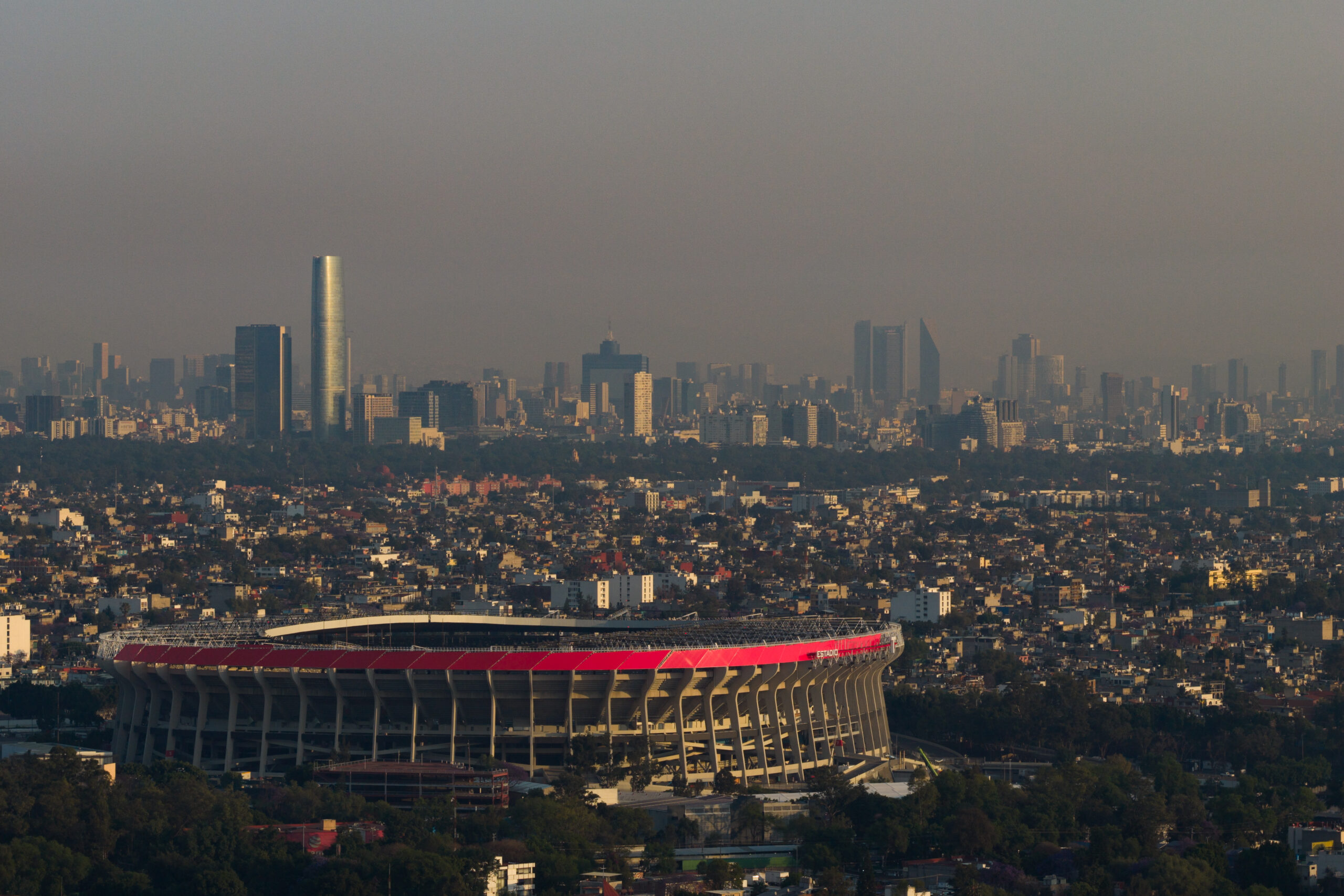 CIDADE DO MÉXICO, MÉXICO – 16 de março: Vista aérea do Estádio da Cidade do México em 16 de março de 2026, na Cidade do México, México. O Estádio da Cidade do México — oficialmente denominado Estadio Banorte, ou mais conhecido por seu antigo nome, Estadio Azteca — foi projetado pelos arquitetos Pedro Ramírez Vázquez e Rafael Mijares Alcerreca. Desde maio de 2024, o estádio passa por reformas e será reaberto em 28 de março com o amistoso entre México e Portugal. O estádio sediará a partida de abertura da Copa do Mundo da FIFA de 2026, marcando sua terceira participação em Copas do Mundo. (Foto de Hector Vivas/Getty Images)