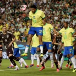 COLLEGE STATION, TEXAS - 08 DE JUNHO: Ederson Da Silva #24 do Brasil defende um escanteio no segundo tempo contra o México durante um amistoso internacional no Kyle Field em 08 de junho de 2024 em College Station, Texas. (Foto de Tim Warner/Getty Images)