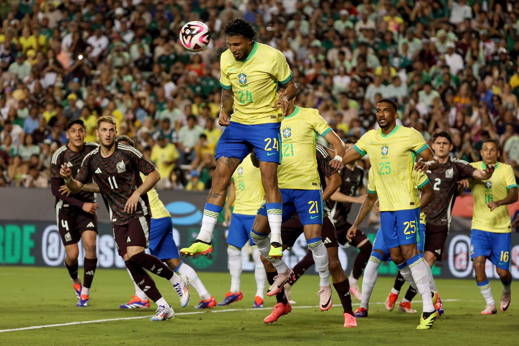 COLLEGE STATION, TEXAS - 08 DE JUNHO: Ederson Da Silva #24 do Brasil defende um escanteio no segundo tempo contra o México durante um amistoso internacional no Kyle Field em 08 de junho de 2024 em College Station, Texas. (Foto de Tim Warner/Getty Images)